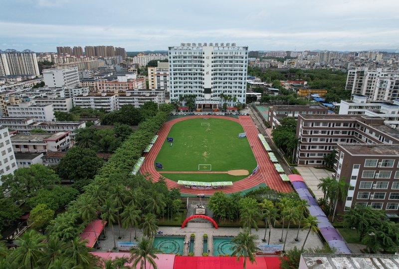 海軟“拍了拍”小萌新，今天帶你逛校園啦！