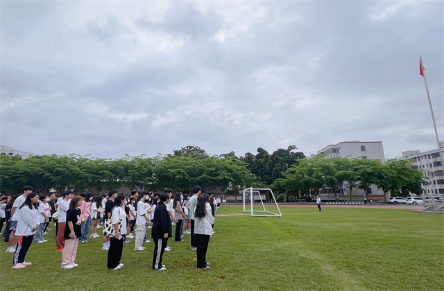 我院舉行“青春與廉潔同行”主題升旗儀式