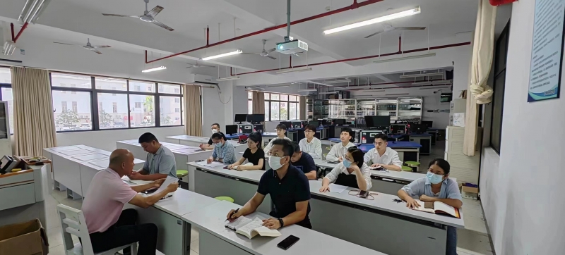學習貫徹習近平新時代中國特色社會主義思想主題教育：我院召開全體教職工和學生代表集中學習會