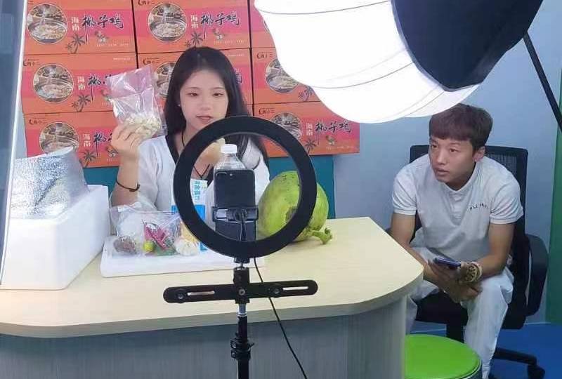 我院“云小播先鋒服務隊”與海南義成智能家居有限公司（購小二）合作的助農直播開始啦！
