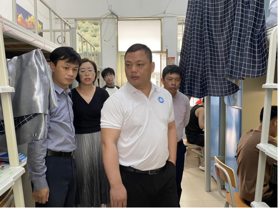 開學伊始 情暖學生丨我院領導帶隊深入學生宿舍進行走訪慰問