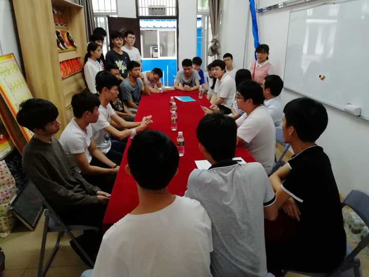 我系黨總支召開專題會議傳達學習貫徹兩會精神