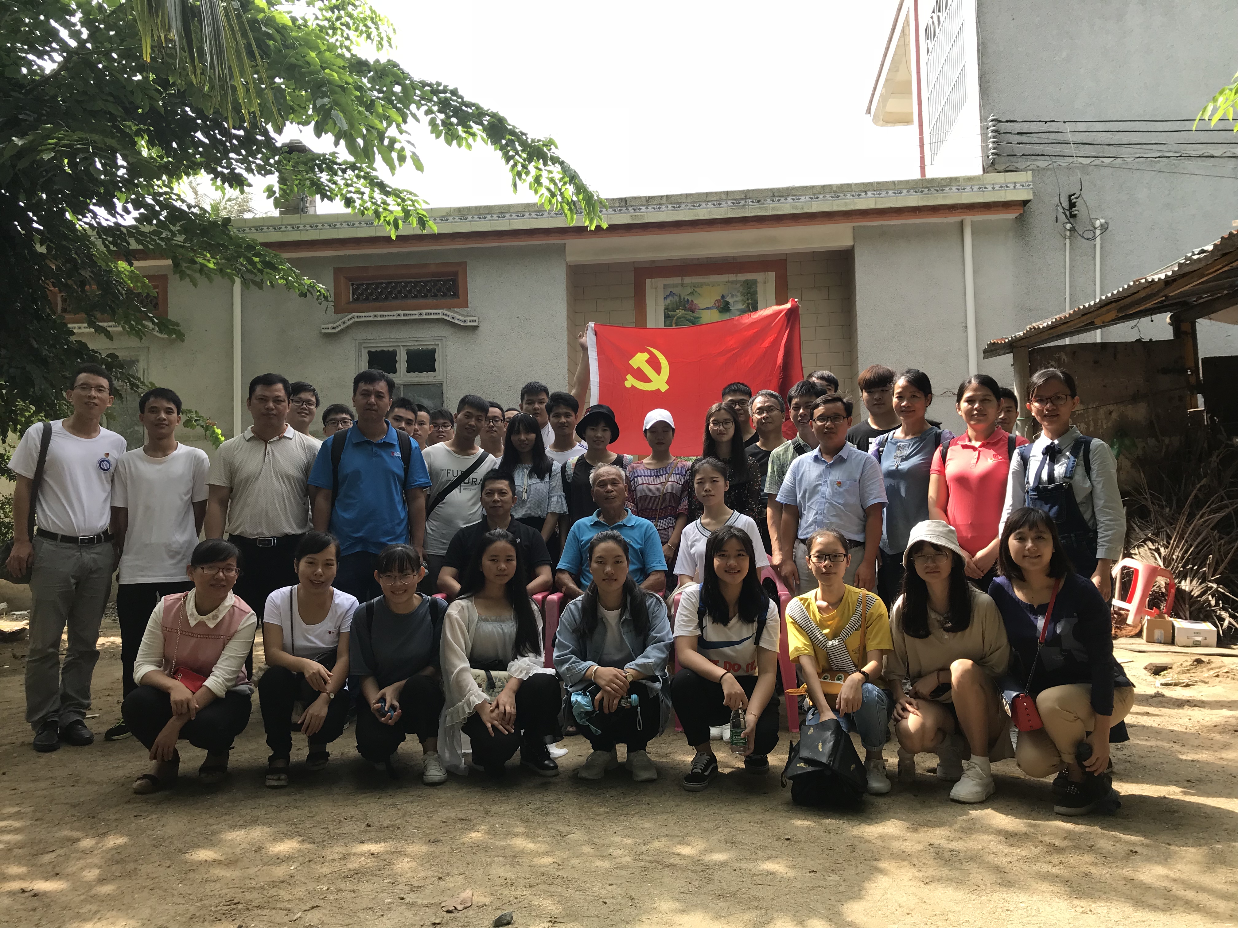 我系黨總支開展“勇當先鋒，做好表率”主題黨日活動