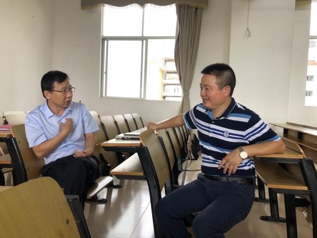 我校黨委書記詹少斌深入思政課課堂聽課