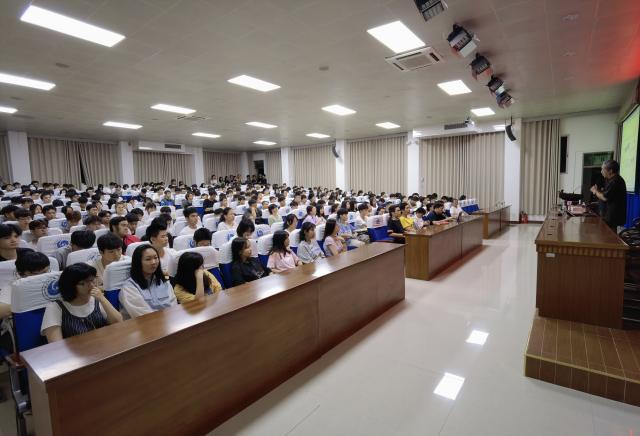 北京大學王偉教授為動畫學院動漫專業學生作《數字繪畫藝術及“建黨100周年”紅色主題連環畫藝術創作》專題講座