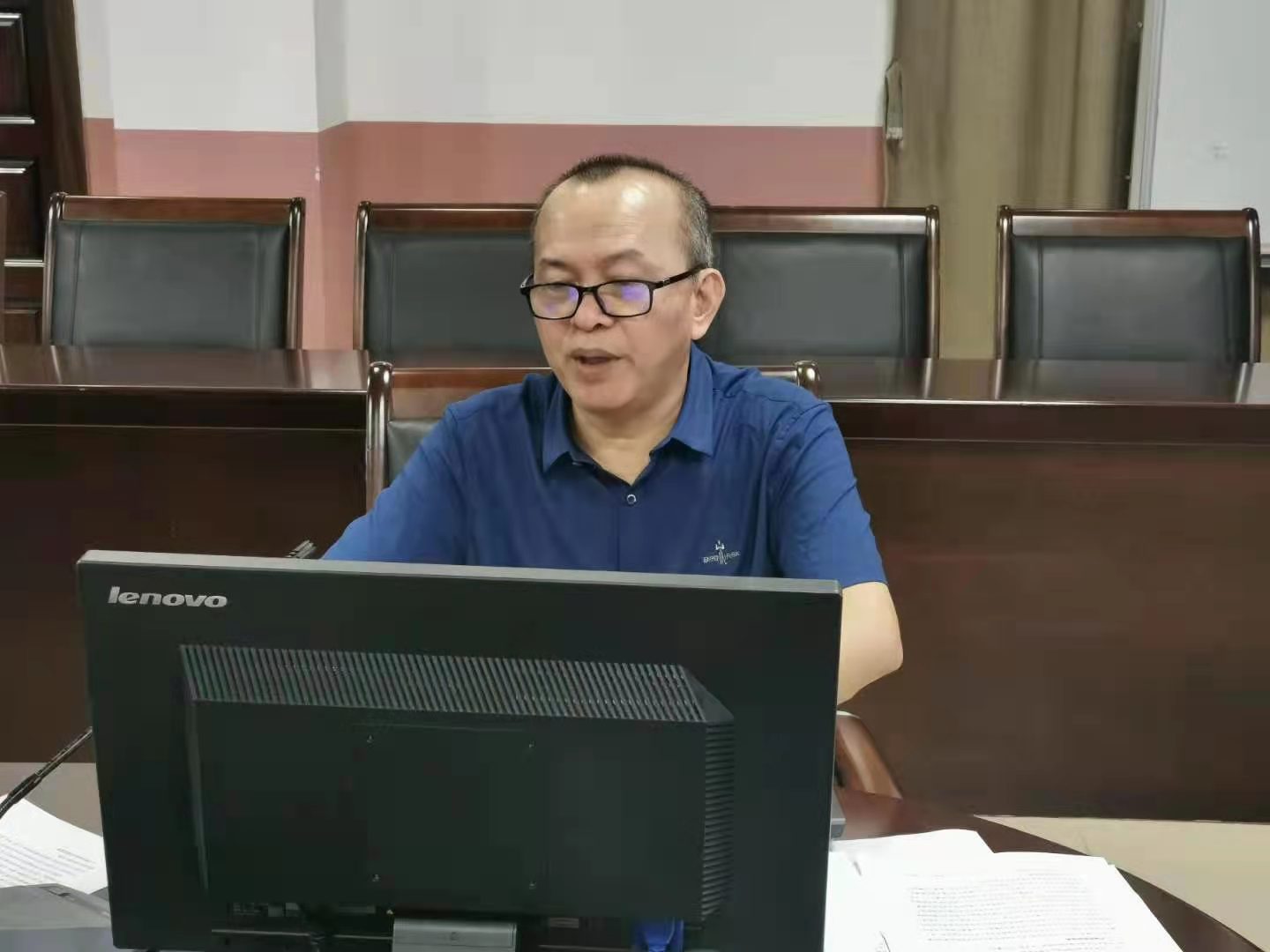 符傳誼副校長為我院全體教職工和學生入黨積極分子講述一堂題為“中國共產黨為什么能”的專題黨課